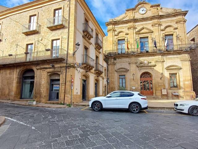 Locale Commerciale in vendita a Castellina, Piazza