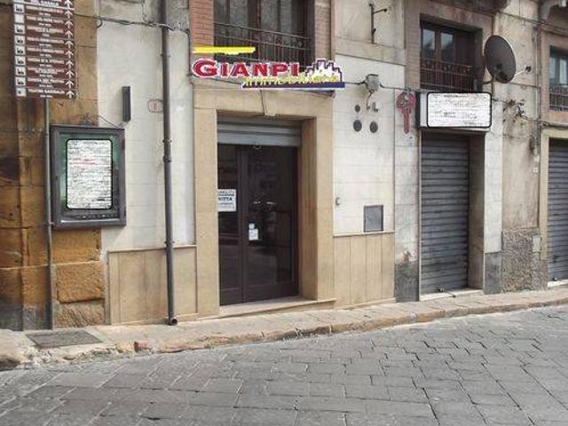 Locale Commerciale in vendita a Castellina, Piazza