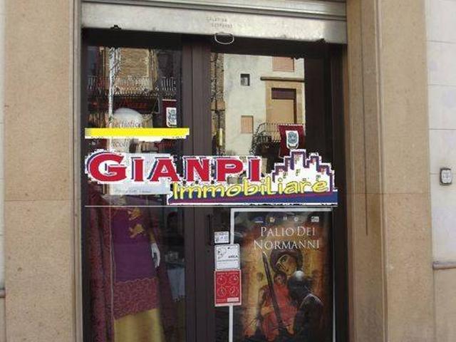 Locale Commerciale in vendita a Castellina, Piazza