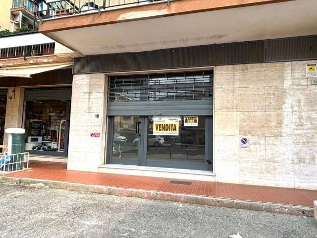 Locale Commerciale in vendita a Pietra Ligure, Liguria