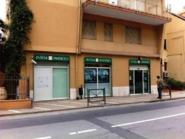 Locale Commerciale in vendita a Pietra Ligure, Liguria