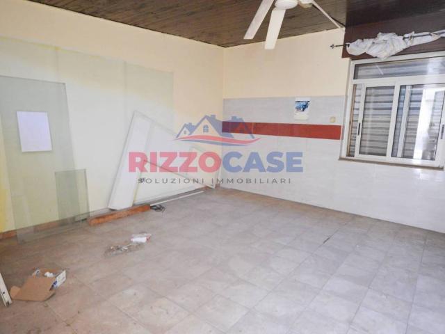 Locale Commerciale in vendita a Camigliano, Calabria
