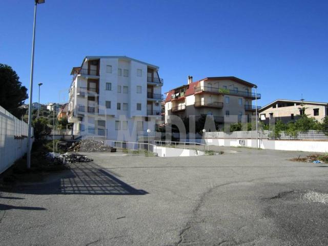 Locale Commerciale in vendita a Camigliano, Calabria