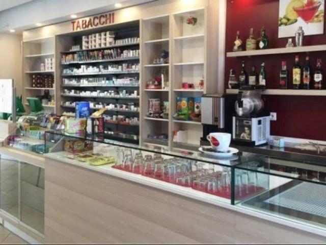 Locale Commerciale in vendita a Tonfano, Toscana