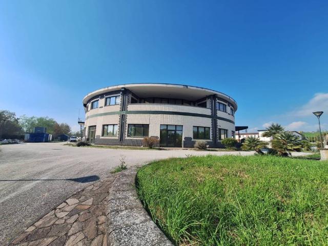 Locale Commerciale in vendita a Pietrelcina, Campania