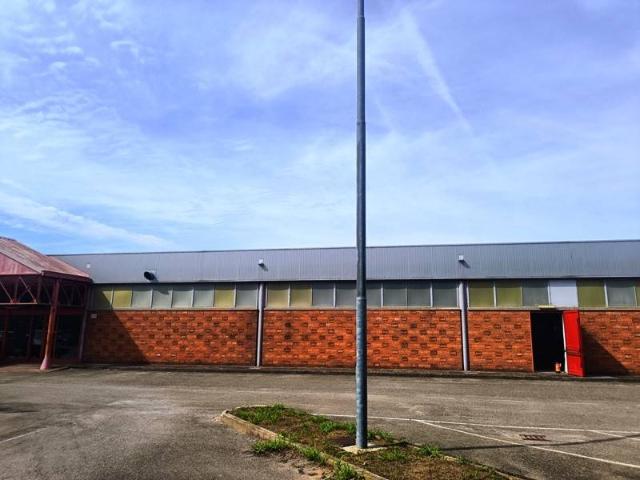 Locale Commerciale in vendita a Pieve Del Cairo, Lombardia