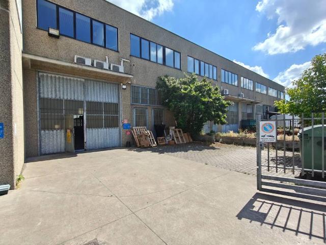 Locale Commerciale in vendita a Pieve Emanuele, Lombardia