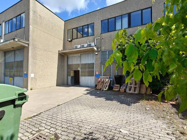 Locale Commerciale in vendita a Pieve Emanuele, Lombardia