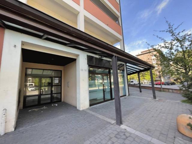 Locale Commerciale in vendita a Pieve Emanuele, Lombardia