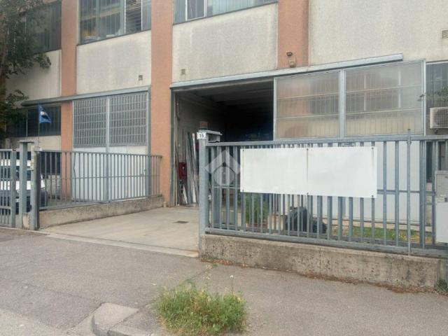 Locale Commerciale in vendita a Pieve Emanuele, Lombardia