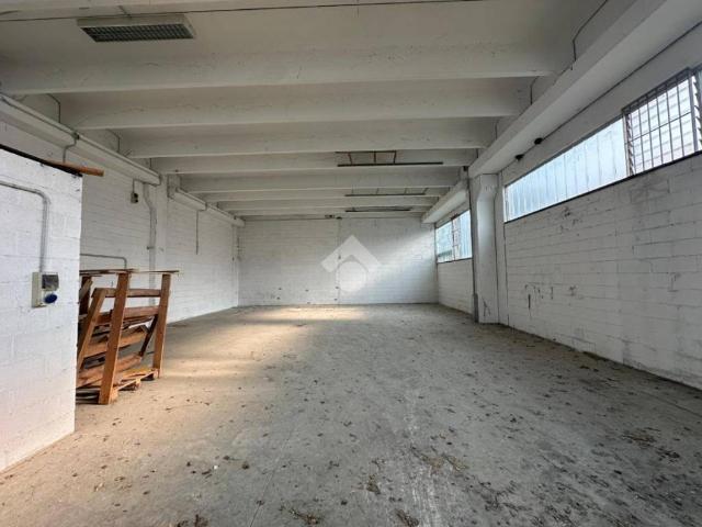 Locale Commerciale in vendita a Pieve Emanuele, Lombardia