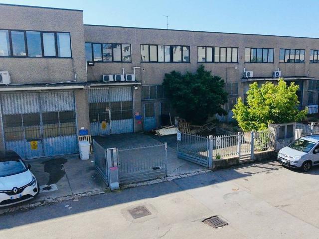 Locale Commerciale in vendita a Pieve Emanuele, Lombardia