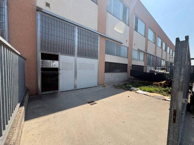 Locale Commerciale in vendita a Pieve Emanuele, Lombardia