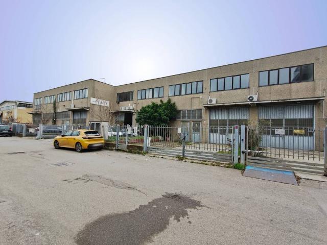 Locale Commerciale in vendita a Pieve Emanuele, Lombardia