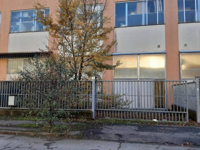 Locale Commerciale in vendita a Pieve Emanuele, Lombardia