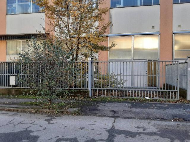 Locale Commerciale in vendita a Pieve Emanuele, Lombardia