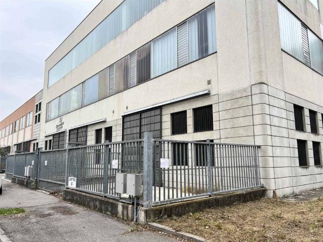 Locale Commerciale in vendita a Pieve Emanuele, Lombardia