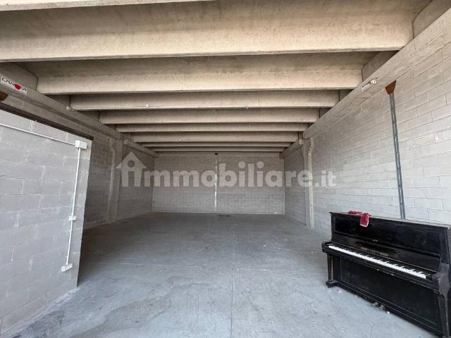 Locale Commerciale in vendita a Pieve Emanuele, Lombardia