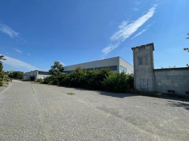 Locale Commerciale in vendita a Pieve Porto Morone, Lombardia