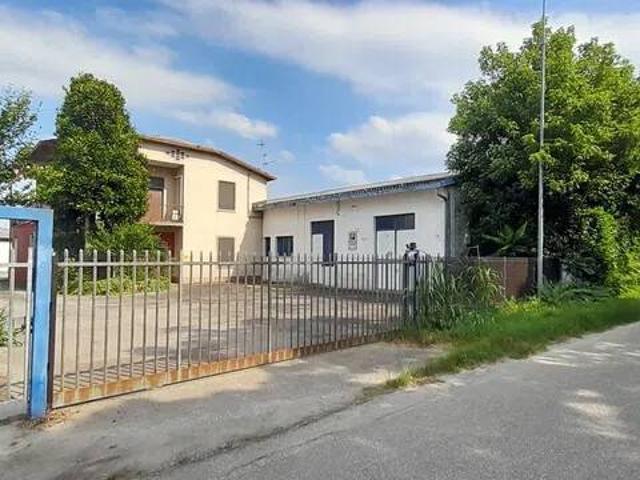 Locale Commerciale in vendita a Mezzano, Pieve Porto Morone