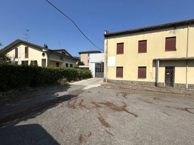 Locale Commerciale in vendita a Pinarolo Po, Lombardia
