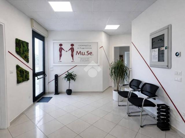 Locale Commerciale in vendita a Scerne, Pineto