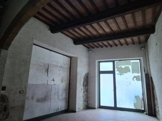 Locale Commerciale in vendita a Porta a Terra, Piombino