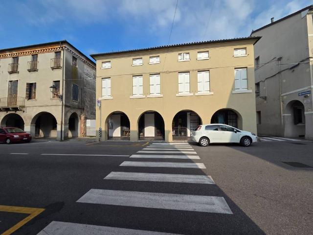 Locale Commerciale in vendita a Quartiere Sant'Anna, Piove Di Sacco