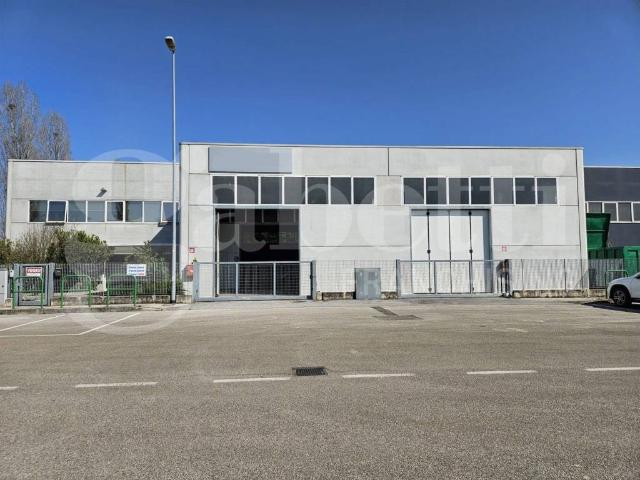 Locale Commerciale in vendita a Quartiere Sant'Anna, Piove Di Sacco