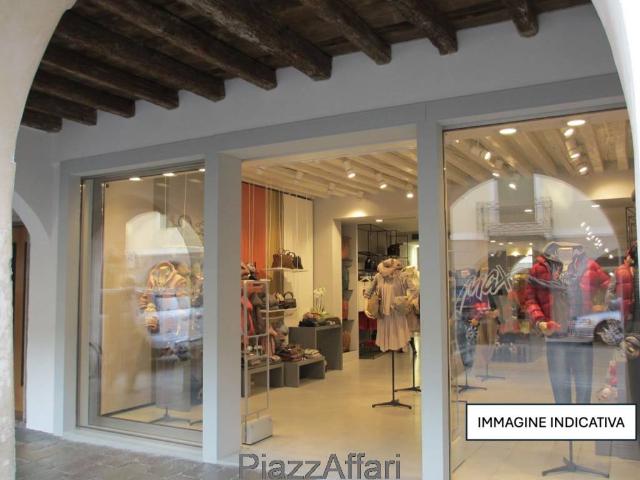 Locale Commerciale in vendita a Quartiere Sant'Anna, Piove Di Sacco