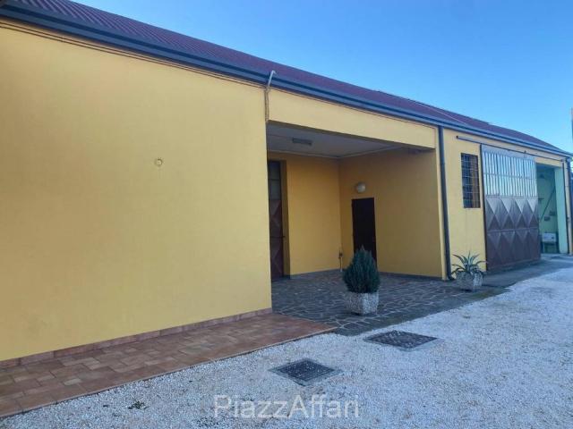 Locale Commerciale in vendita a Cristo di Arzerello, Piove Di Sacco