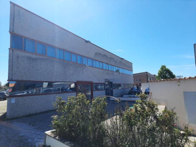 Locale Commerciale in vendita a Ospedaletto, Pisa