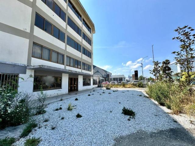 Locale Commerciale in vendita a Ospedaletto, Pisa
