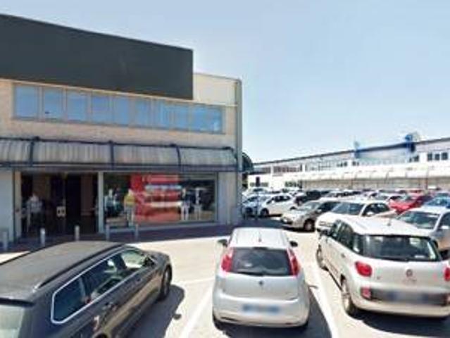 Locale Commerciale in vendita a Ospedaletto, Pisa
