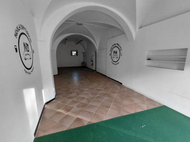 Locale Commerciale in vendita a Porta a Lucca, Pisa