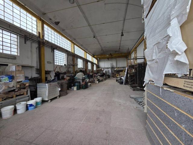 Locale Commerciale in vendita a Pontelungo, Pistoia