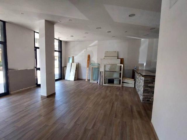 Locale Commerciale in vendita a Pontelungo, Pistoia