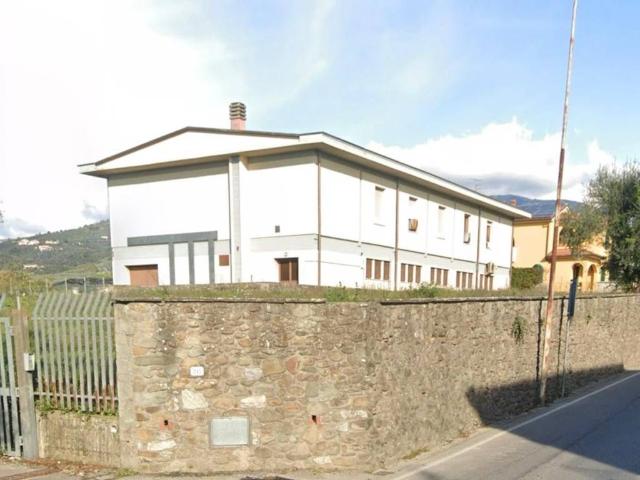 Locale Commerciale in vendita a Le Fornaci, Pistoia