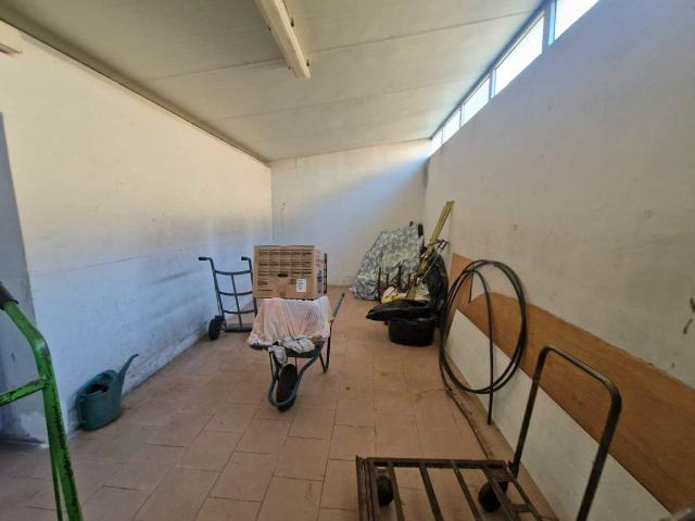 Locale Commerciale in vendita a Lo Sperone, Pistoia