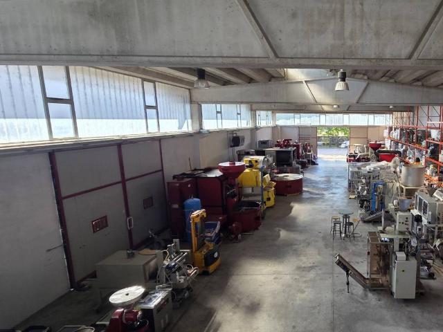 Locale Commerciale in vendita a Roggione, Pizzighettone