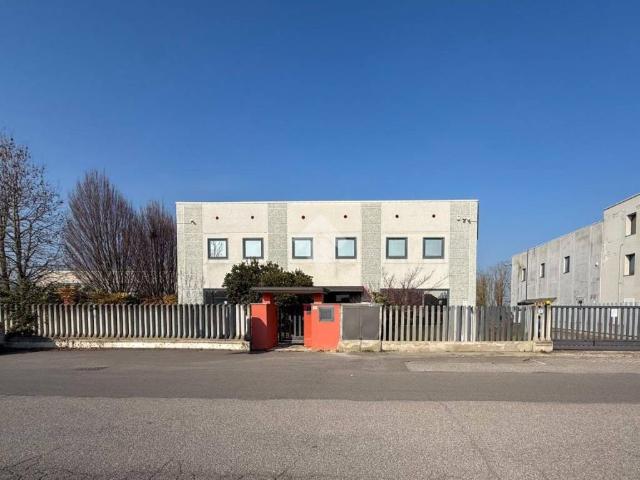 Locale Commerciale in vendita a Pizzighettone, Lombardia