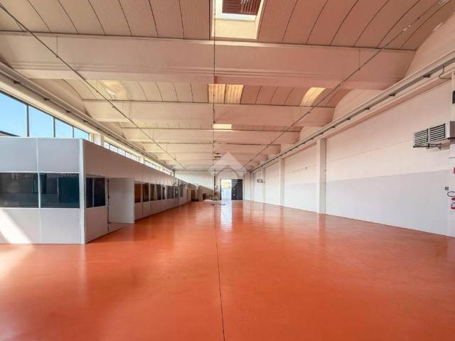 Locale Commerciale in vendita a Pizzighettone, Lombardia