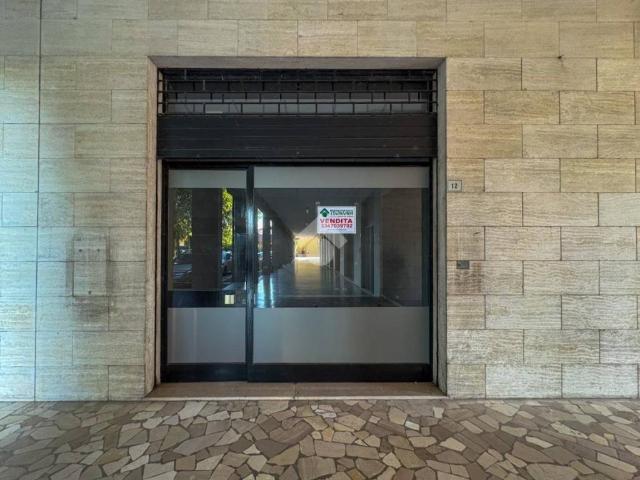Locale Commerciale in vendita a Pizzighettone, Lombardia
