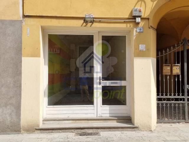 Locale Commerciale in vendita a Pizzighettone, Lombardia