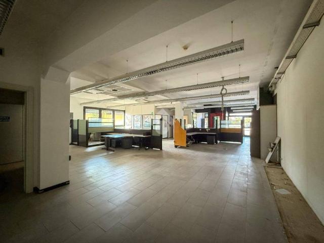 Locale Commerciale in vendita a Pizzighettone, Lombardia