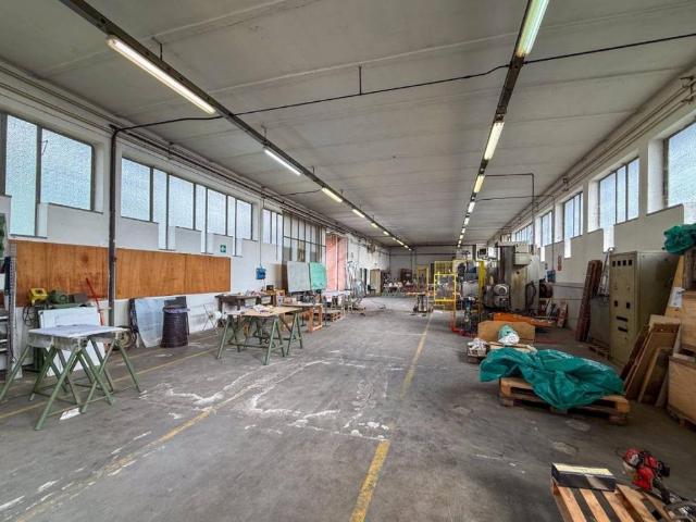 Locale Commerciale in vendita a Roggione, Pizzighettone