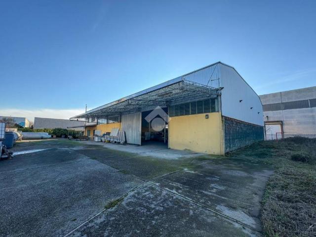 Locale Commerciale in vendita a Pizzighettone, Lombardia