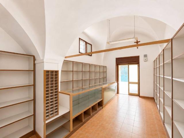 Locale Commerciale in vendita a Puglia, Lecce