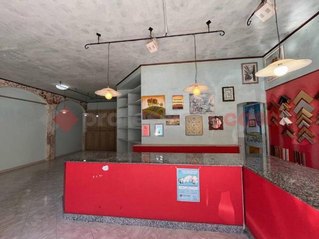 Locale Commerciale in vendita a Puglia, Lecce