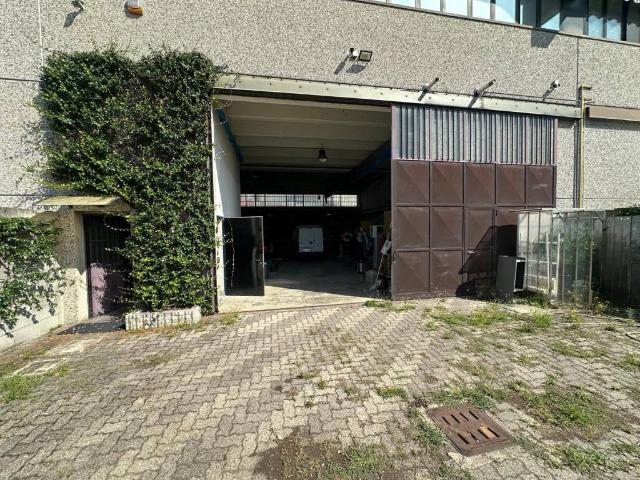 Locale Commerciale in vendita a Pogliano Milanese, Lombardia